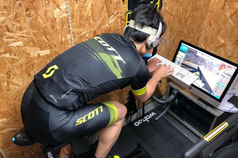 自転車のオンラインプラットフォーム「Zwift」で、仮想空間上の仲間とチャットを楽しみながら練習を積む岩渕努さん ／ photograph by Tsutomu Iwabuchi
