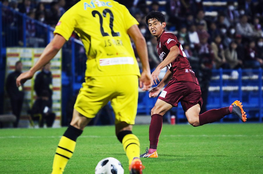 ヴィッセルの大型新人・郷家友太。高校生が「プロ意識」を掴むまで。<Number Web> photograph by Takahito Ando