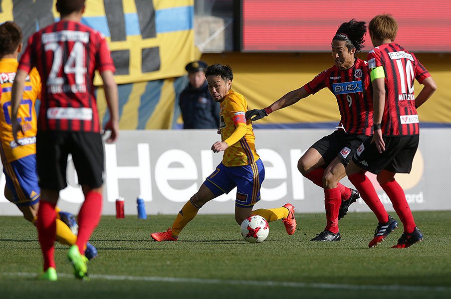 日本人で「一番ボールを奪える」男。仙台・富田晋伍が忘れられない涙。<Number Web> photograph by J.LEAGUE PHOTOS