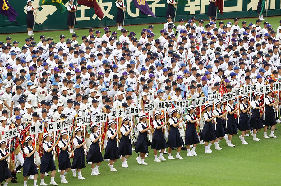 尼崎4時36分発の始発で甲子園へ。この球場が幸せな場所である理由。<Number Web> photograph by Kyodo News