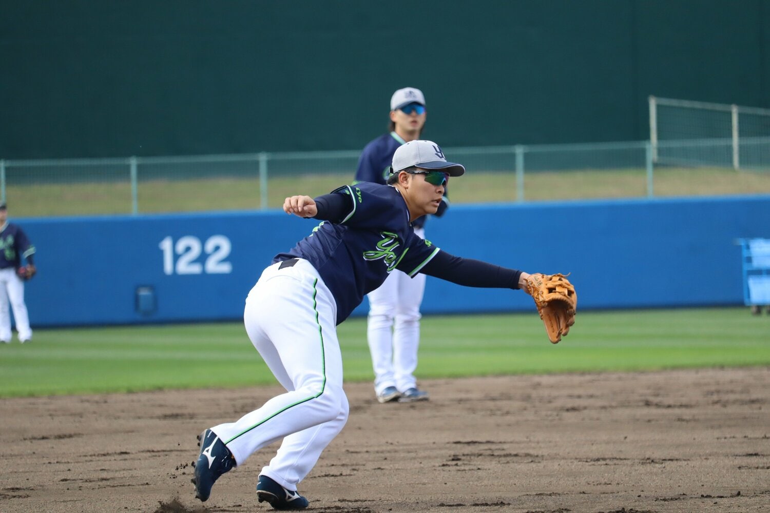 守備練習する橋本　©Kou Hiroo