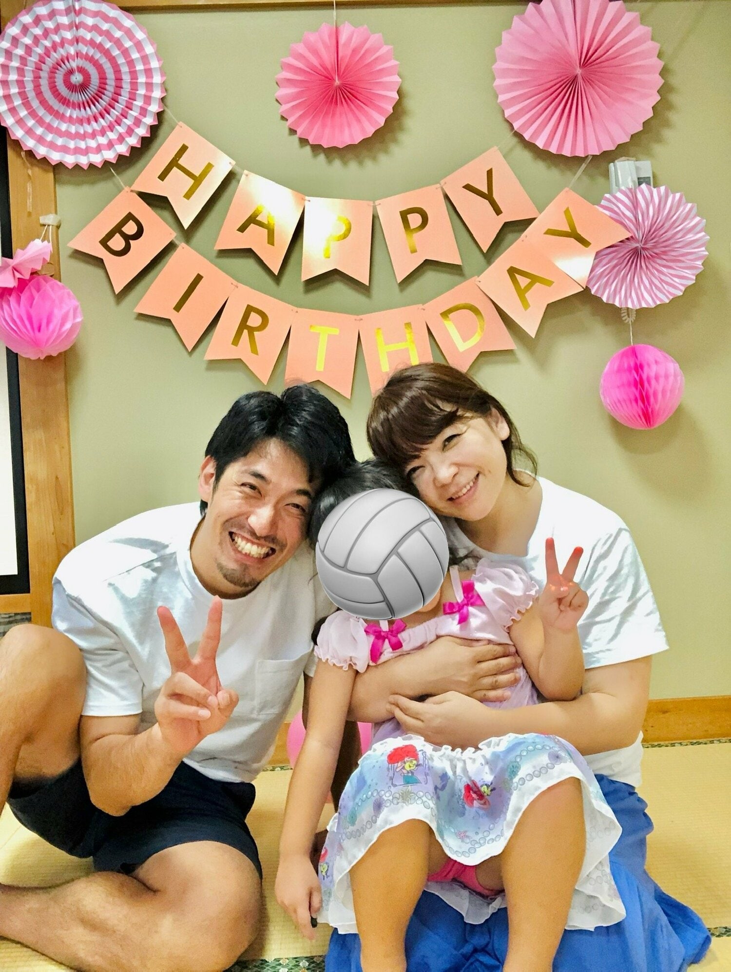 娘の誕生日を祝う篠田夫妻（本人提供）