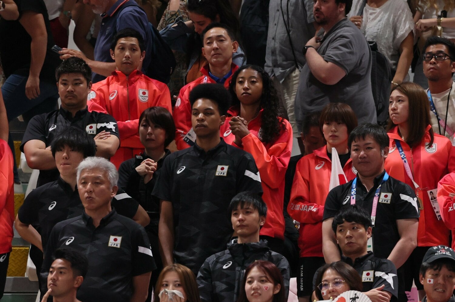 岸さん（左上）や坂本マネージャー（前列中央）は観客席でタリア戦を見守った　©︎Kaoru Watanabe/JMPA