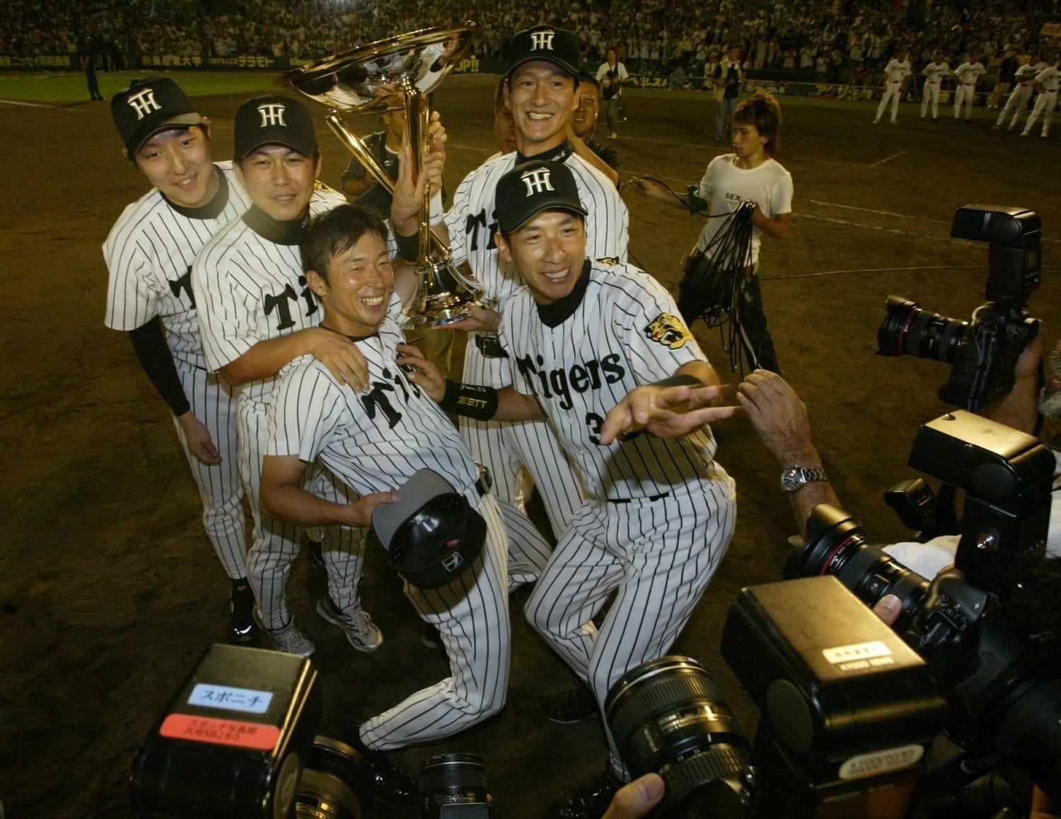 2003年リーグ優勝を喜ぶ阪神時代の沖原佳典スカウト（中央）　©Sankei Shimbun