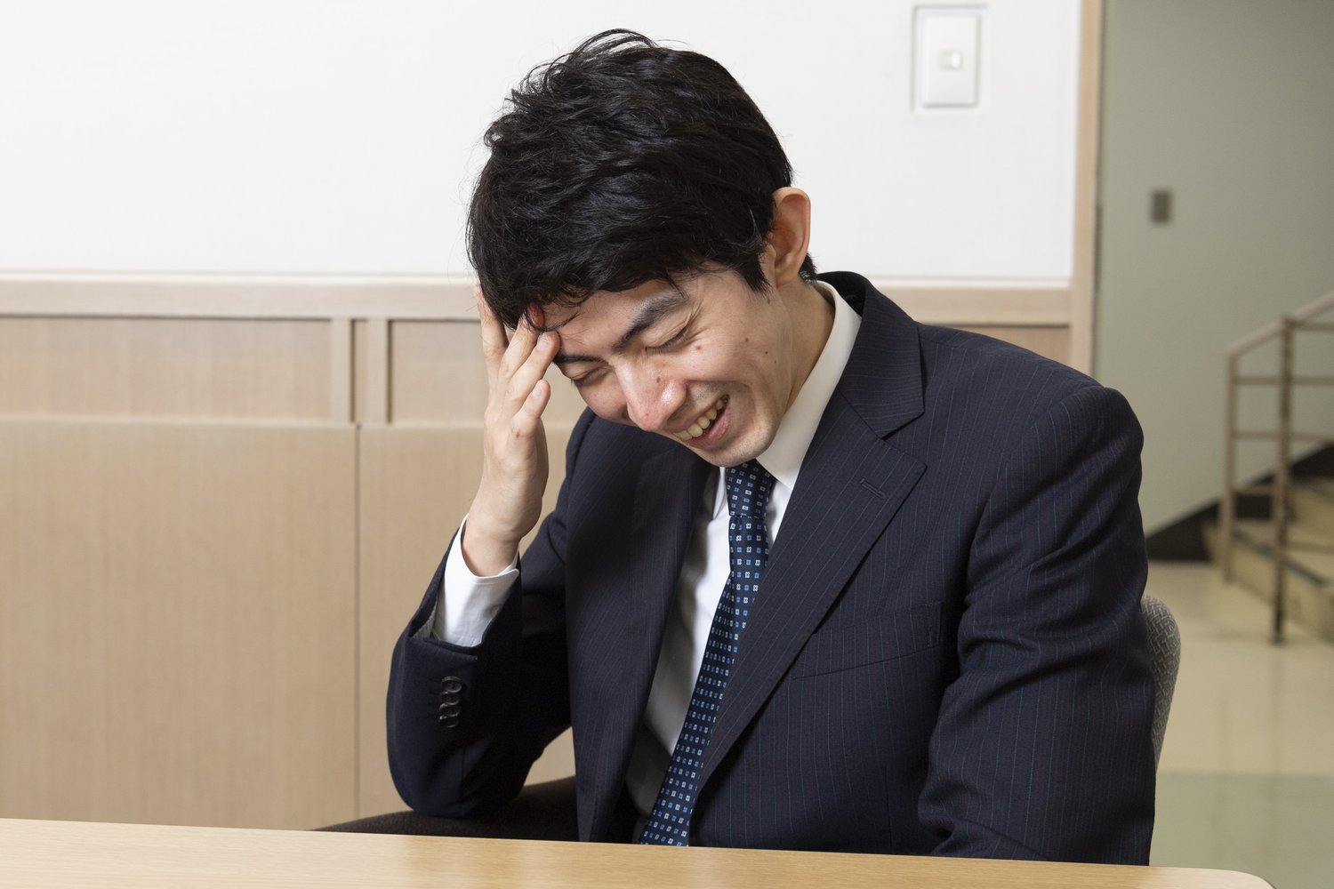 対談中、中村太地七段は時おり困ったような？ 仕草と笑みを見せていた©Tomosuke Imai