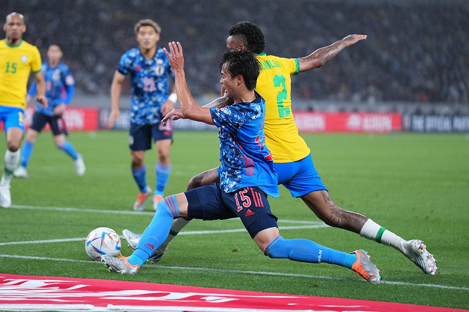 突破こそしきれなかったものの、三笘とミリタンのマッチアップは見ごたえがあった　©JMPA