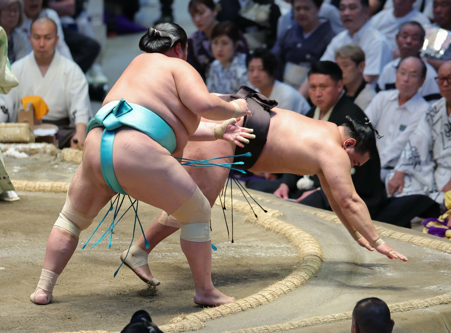 上手出し投げで琴櫻(左)に敗れた豊昇龍 ©JIJI PRESS