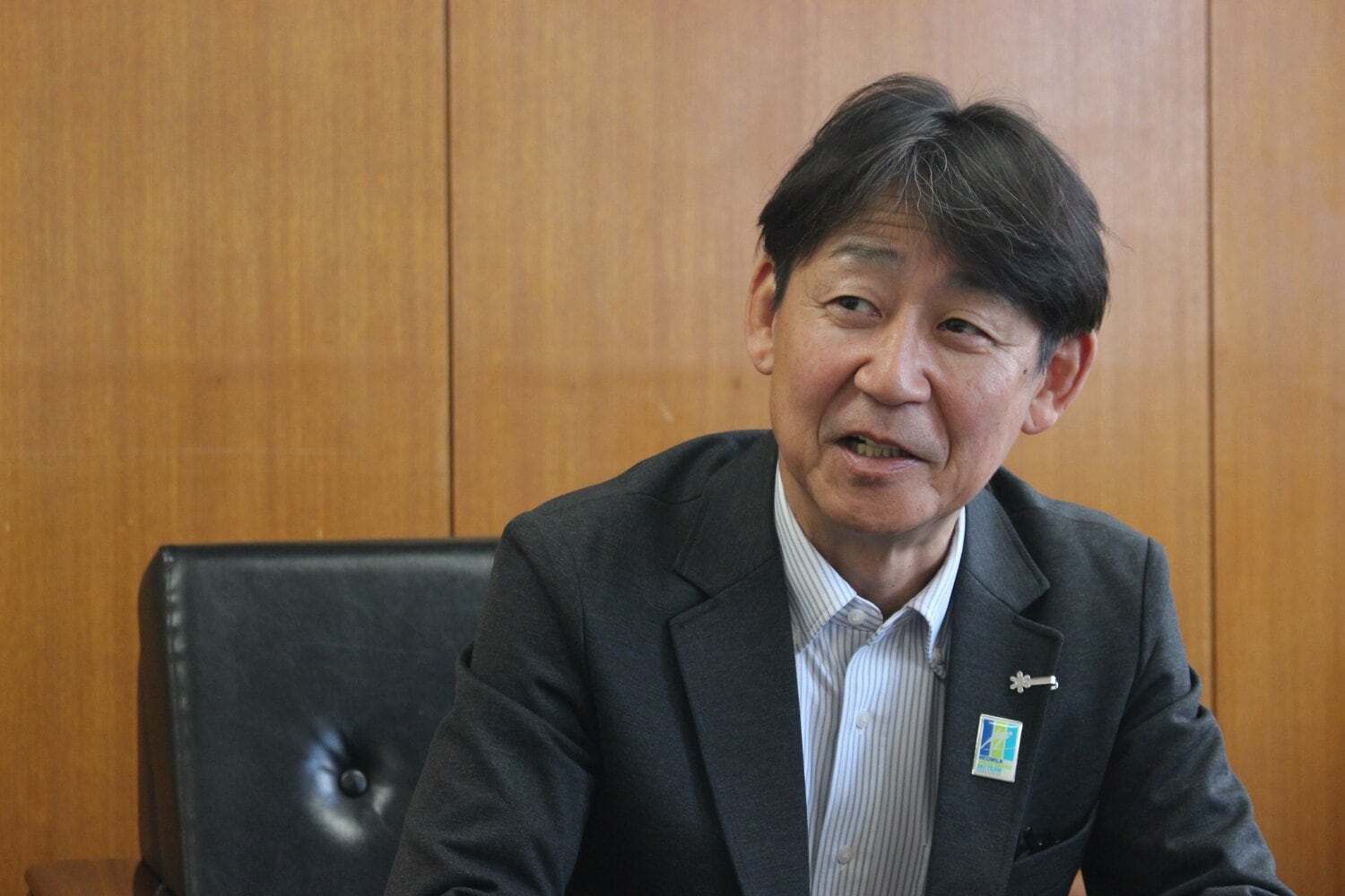 インタビューに応じる岡部孝信　©Number Web