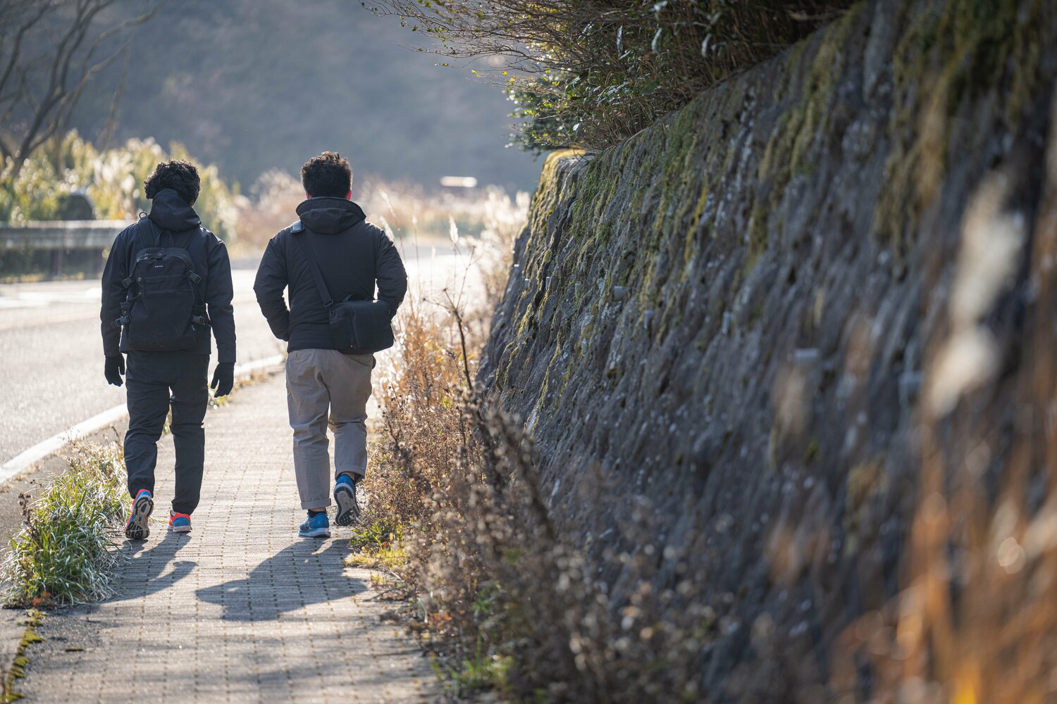 芦ノ湖へ向けて歩き続ける筆者とA　©Shiro Miyake