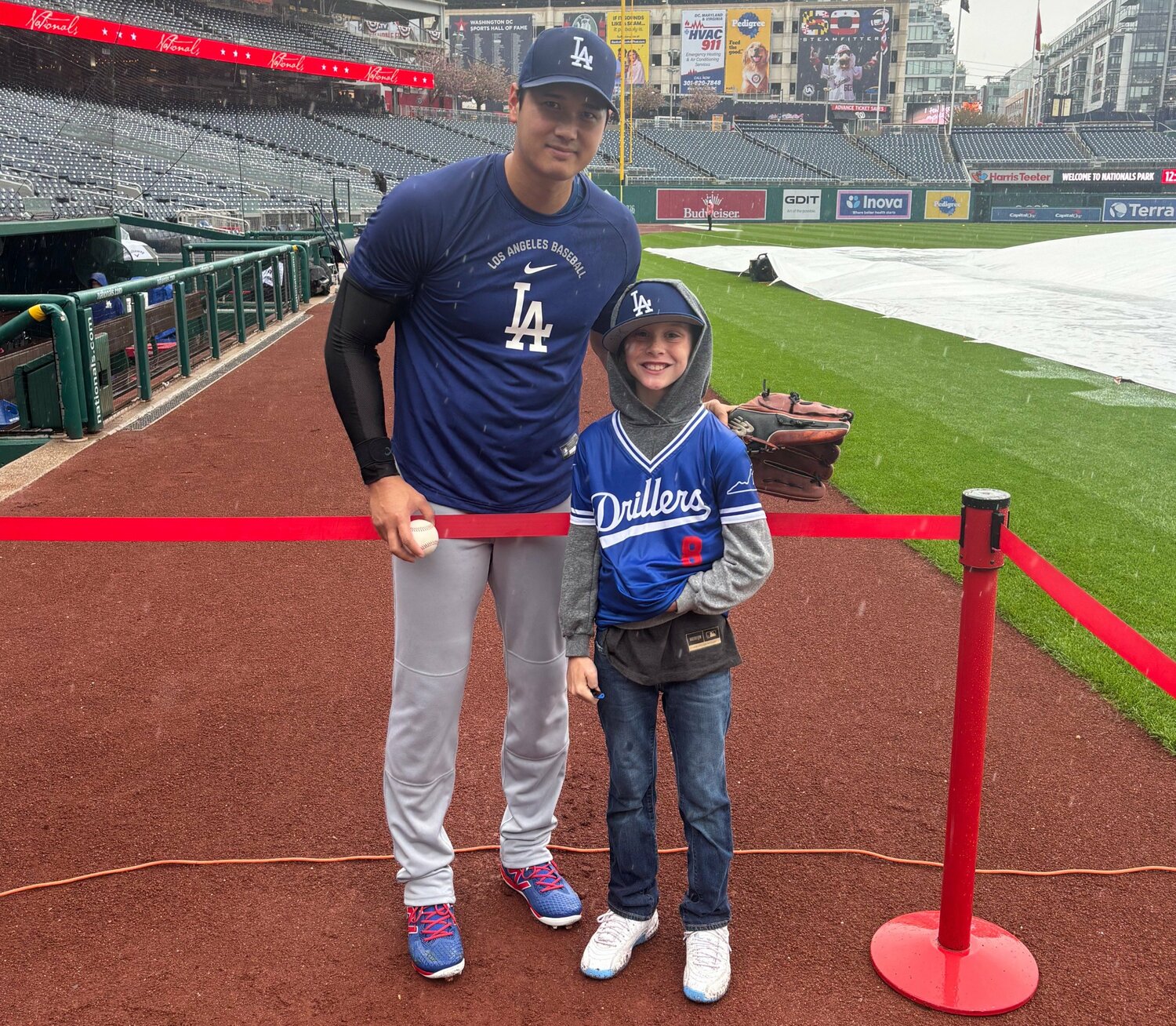 ナショナルズ戦を前に大谷がファンサービス後、ケイン・コクラン君とツーショットに収まる　※家族提供写真