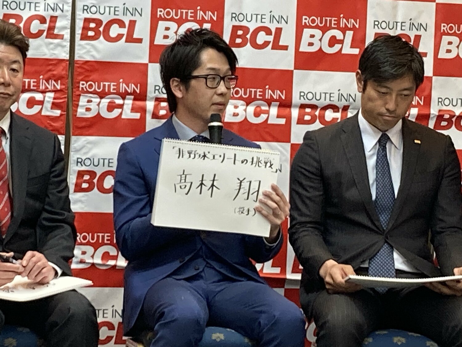 推しの選手について説明する伊藤監督　©Kou Hiroo