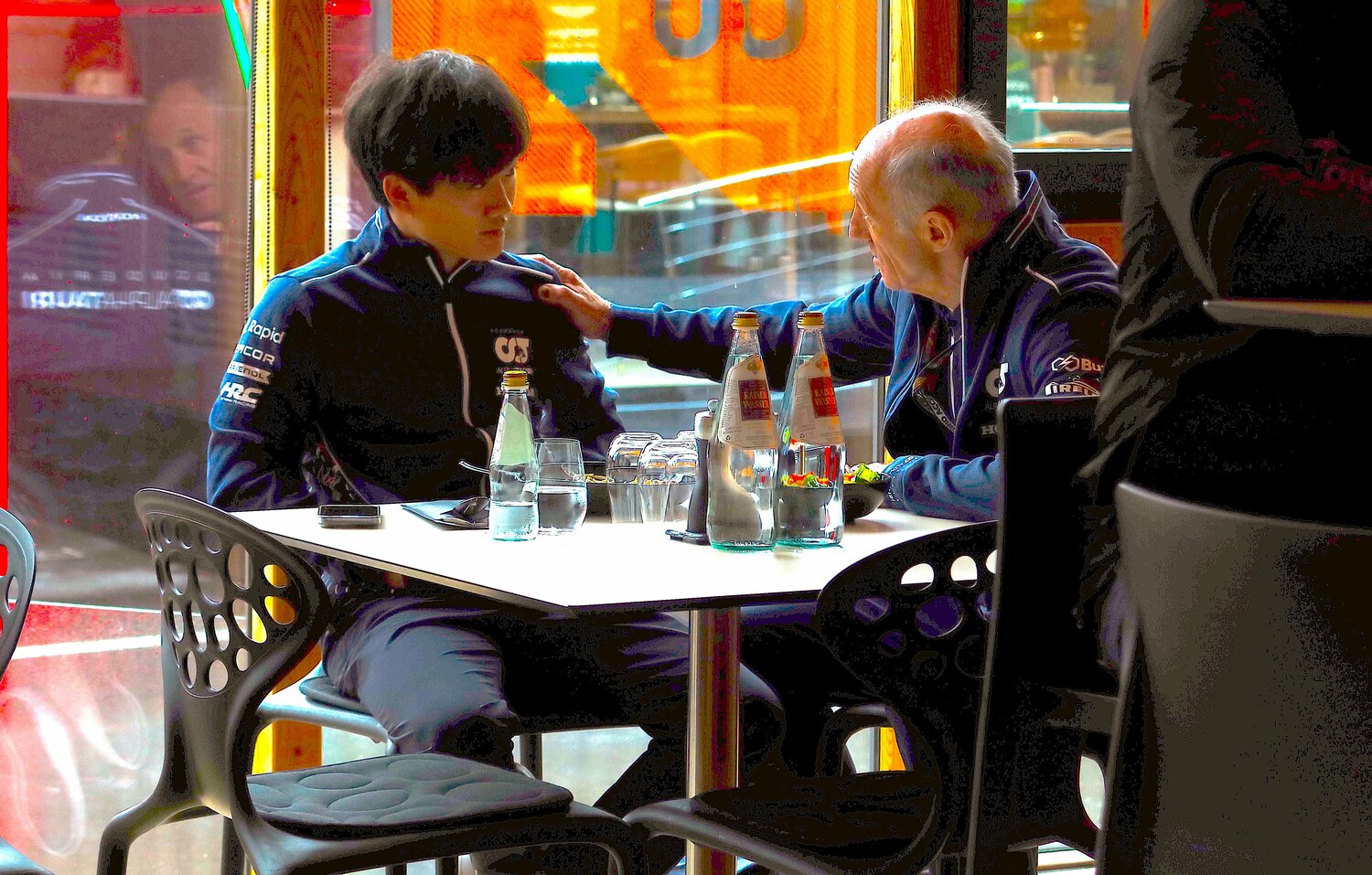 ベルギーGPのパドックでトスト代表と真剣な表情で話し込む角田　©Masahiro Owari