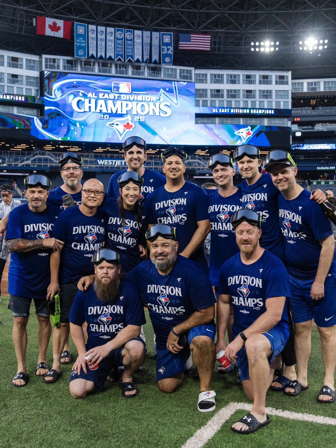 ディビジョンシリーズを制し、スタッフと記念撮影（本人提供）