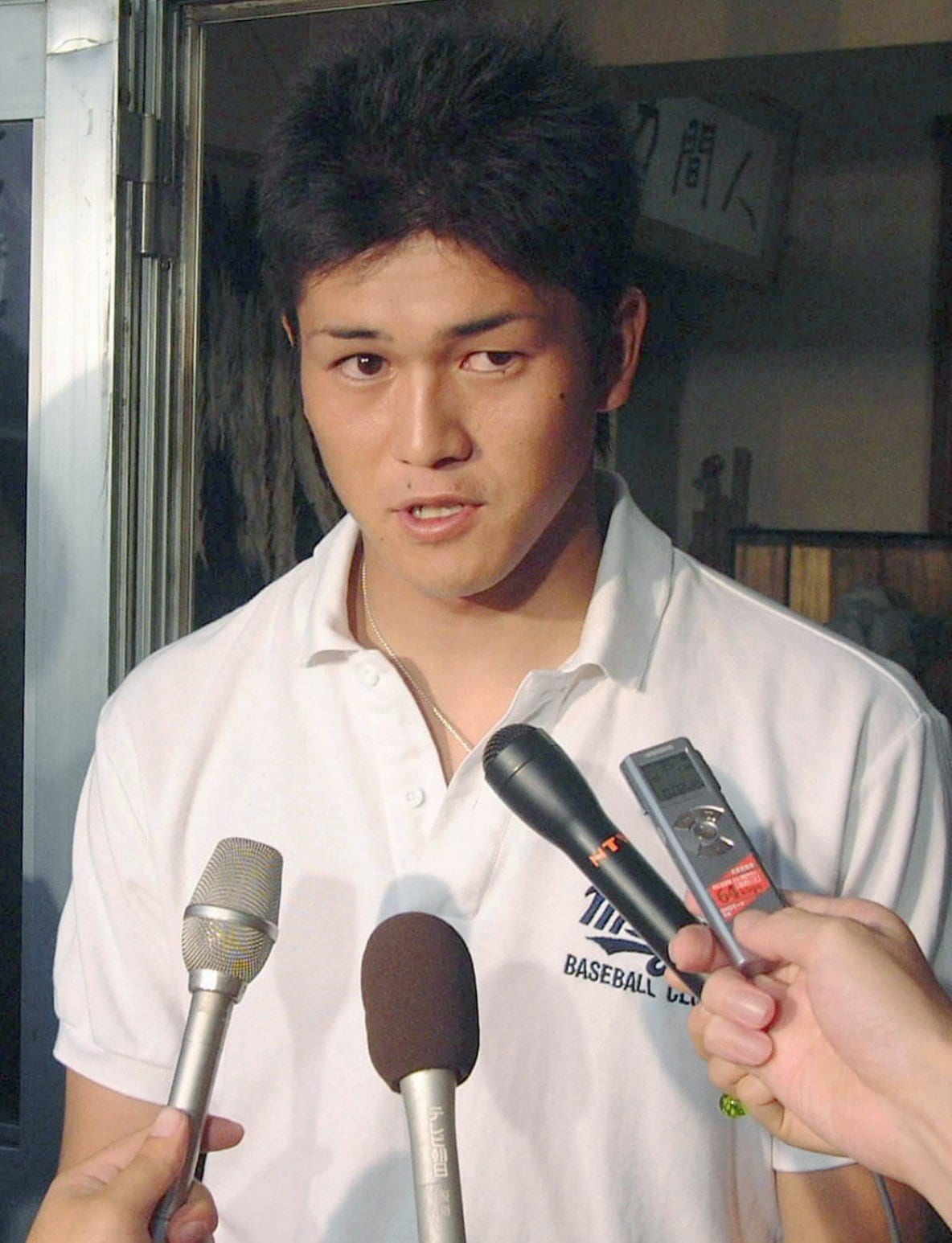 「強引に渡された」 報道陣の質問に答える明大・一場靖弘投手（2004年8月13日、調布市の明大合宿所で）