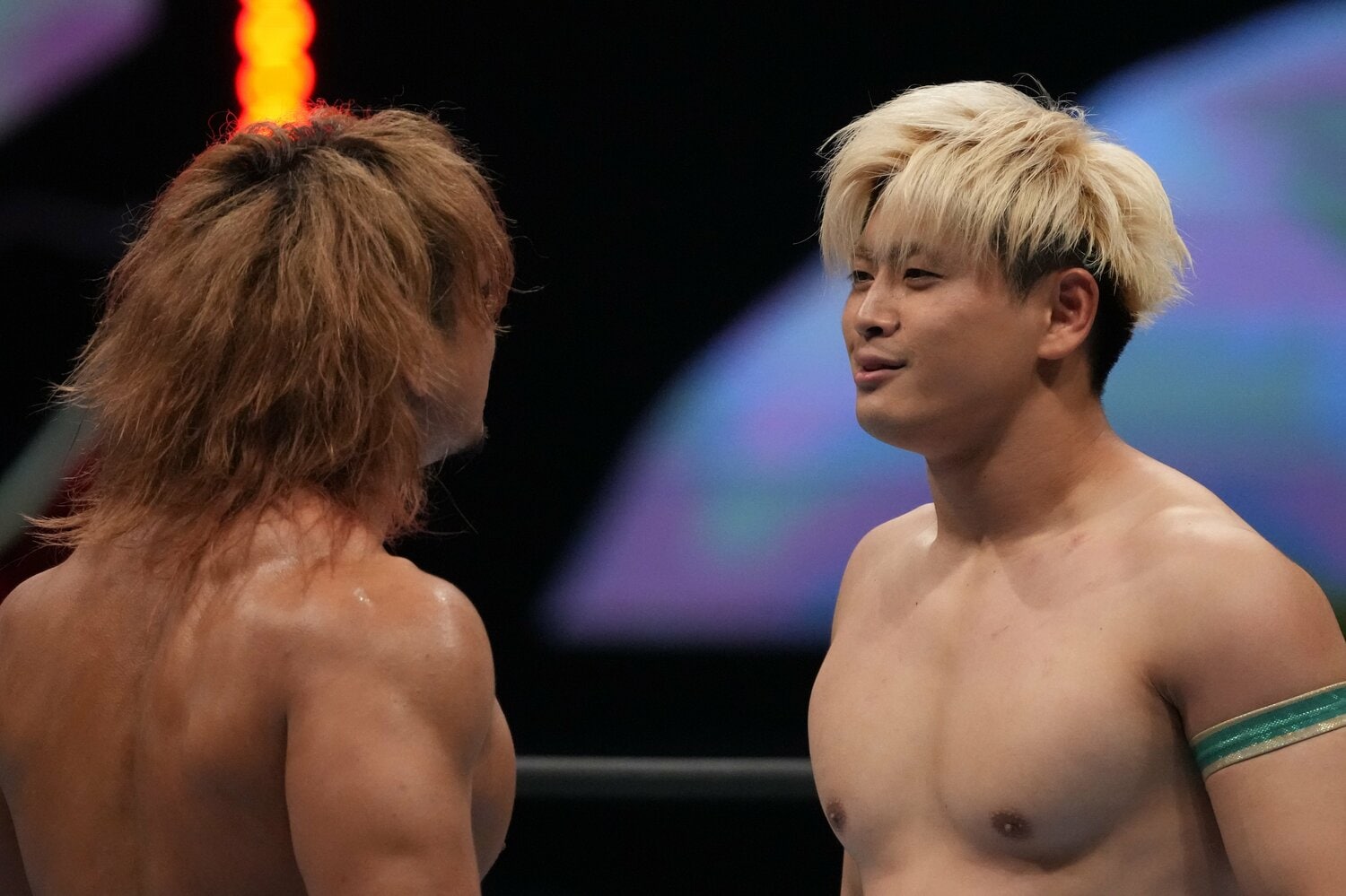 海野翔太とリング上で対峙し、余裕の笑みを浮かべる清宮海斗