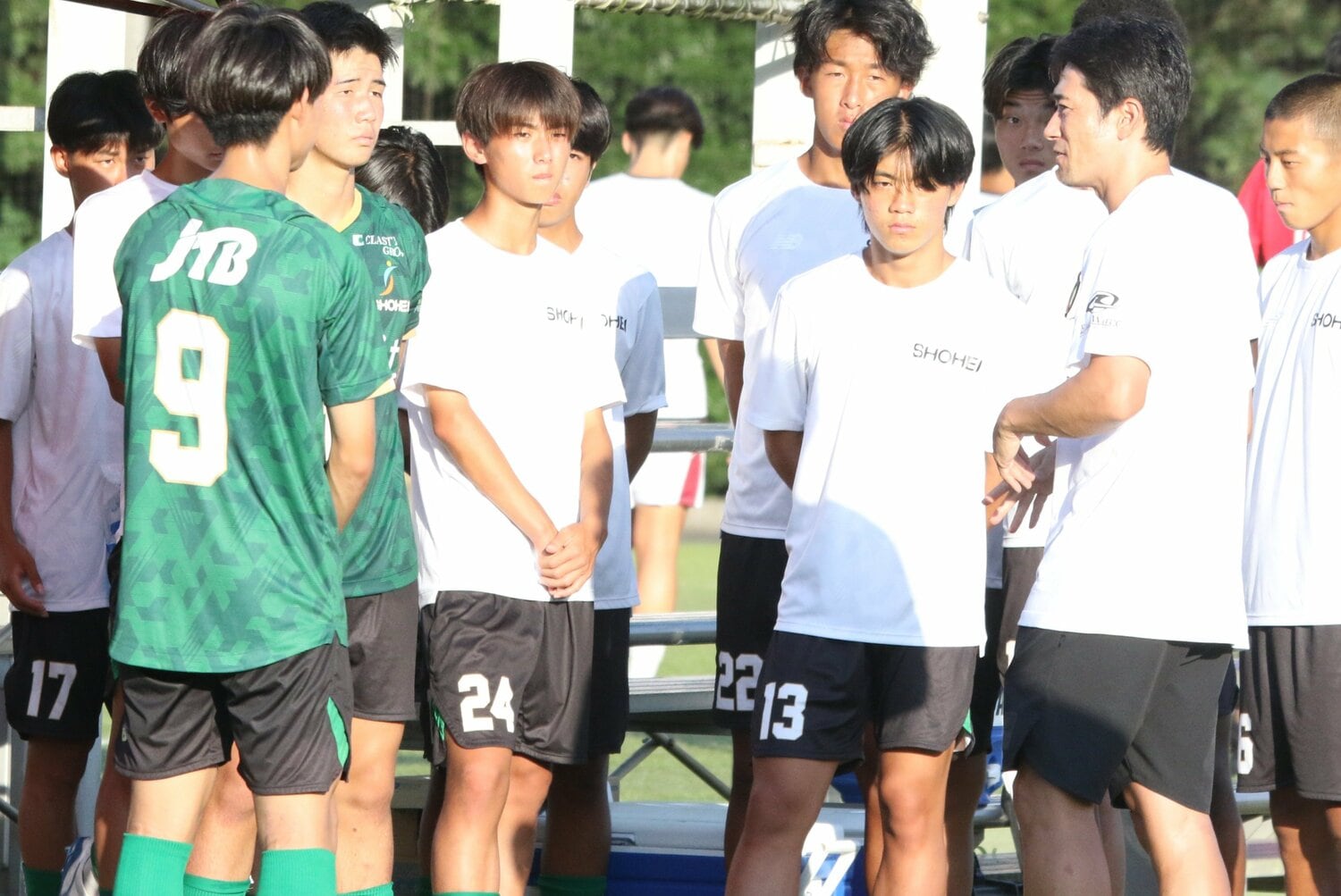 選手たちに言葉をかける玉田圭司監督（右）©︎Takahito Ando