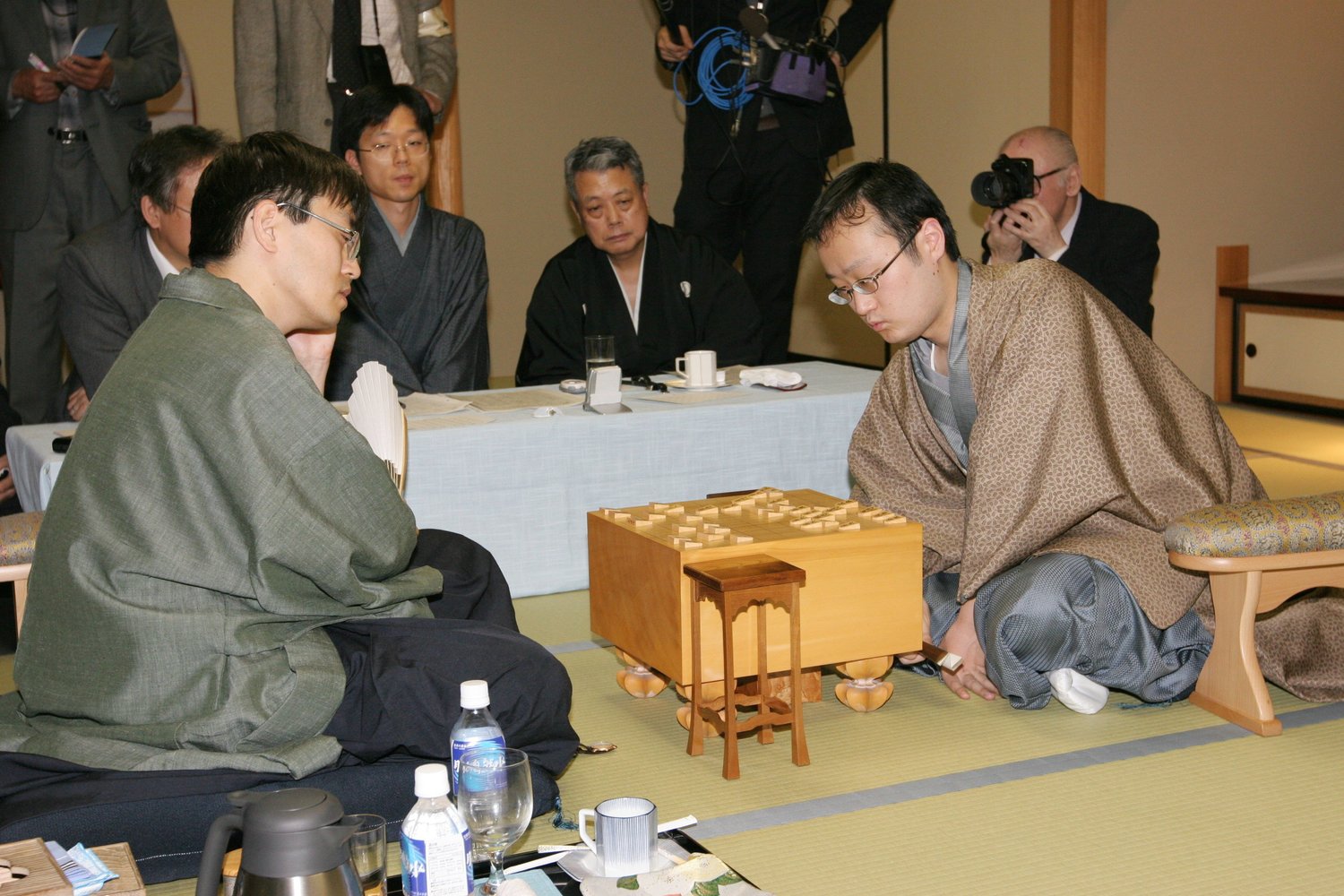 羽生善治四冠（当時）を“3連敗4連勝”で破り、初代永世竜王の資格を獲得した渡辺明竜王（山形・天童市で）　©JIJI PRESS