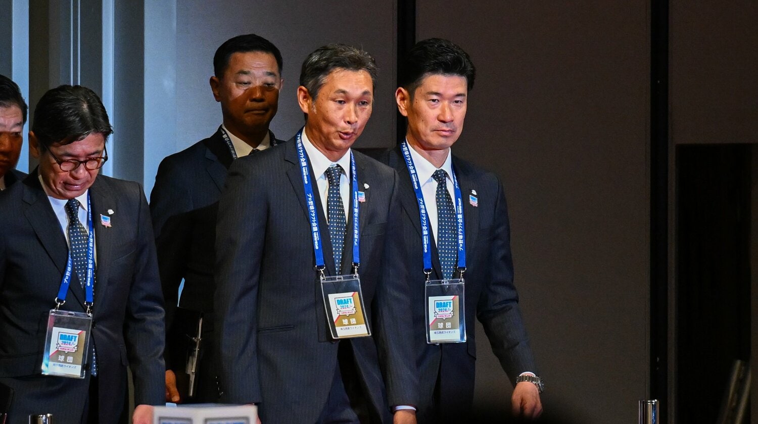 西口新監督（中央）と広池氏（右端）が姿を見せた西武との縁はつながらず　©Nanae Suzuki