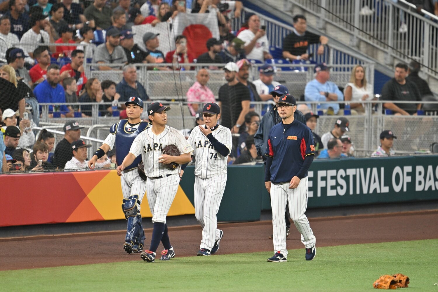 先発のマウンドへと向かう今永　©Naoya Sanuki