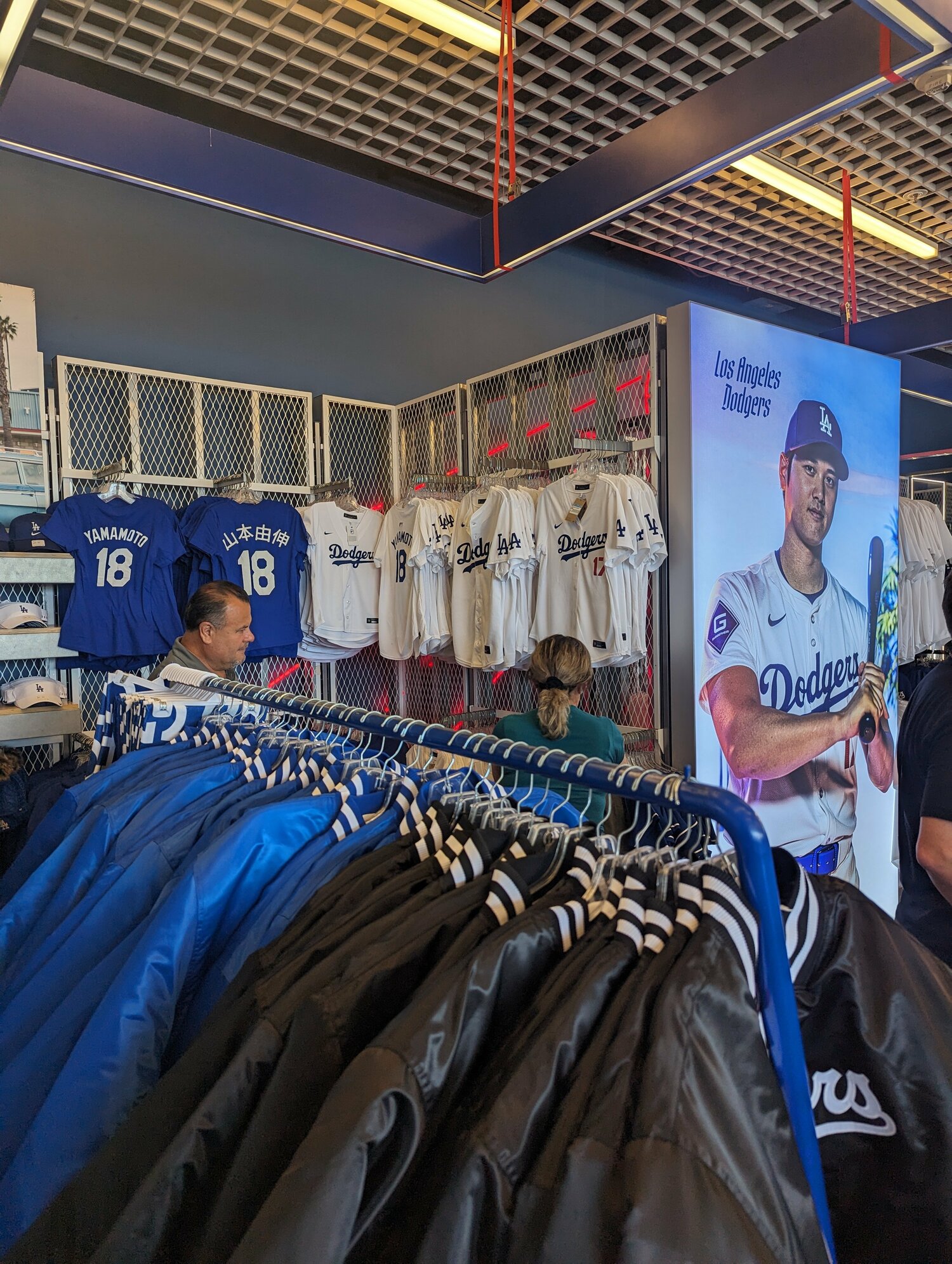 大谷・山本のユニフォームやTシャツが多数並ぶ　©Aki