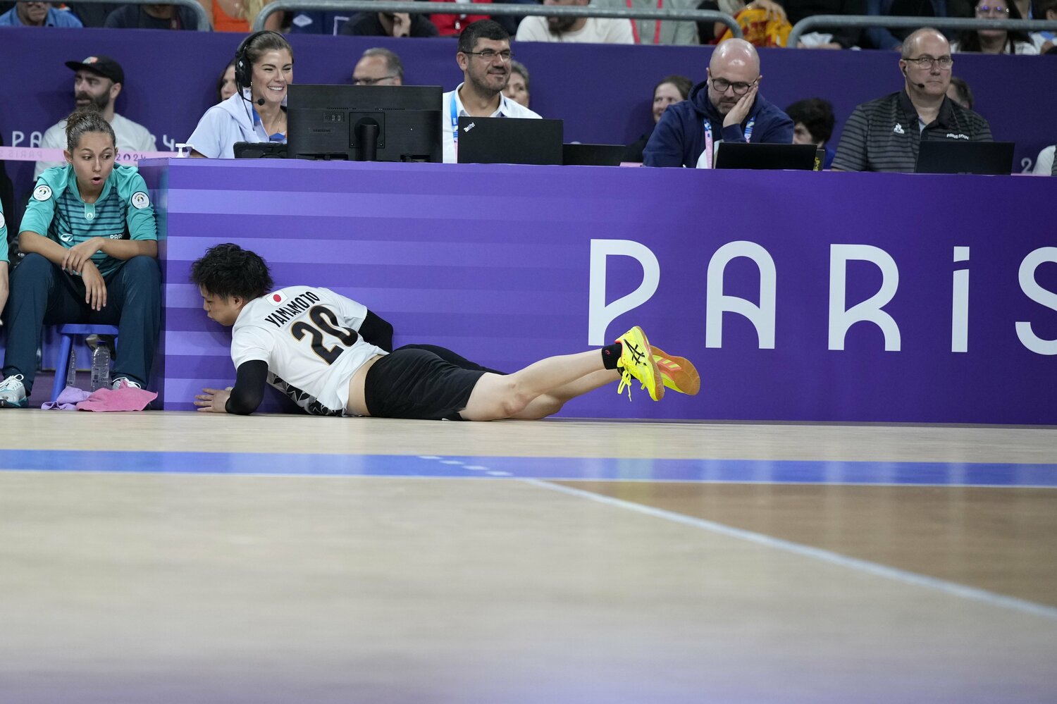 体を張ってボールを拾う山本智大　©︎AP/AFLO