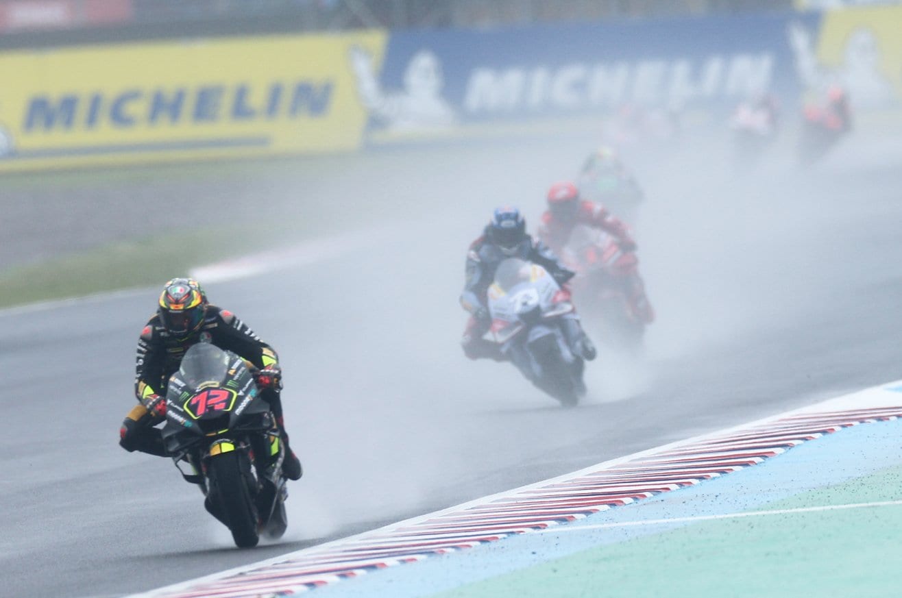 雨のアルゼンチンGP決勝レースで、ベツェッキは独走となる強さを発揮してMotoGP初優勝を遂げた　©Satoshi Endo
