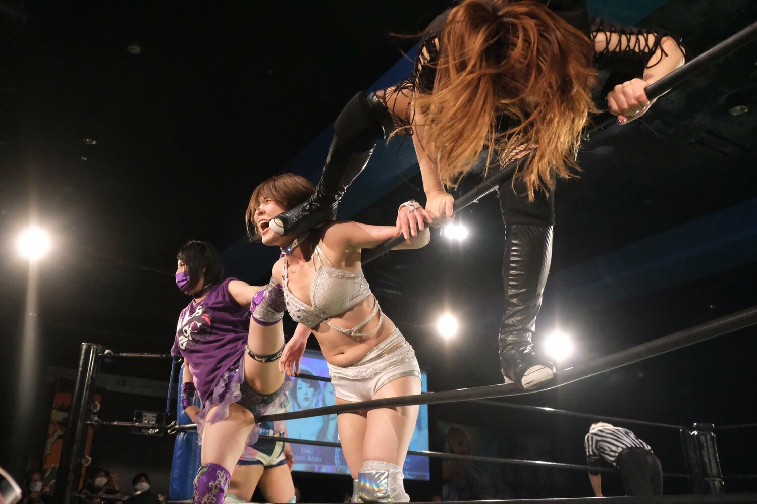 なぜかセコンドの真琴にも捕まった安納。“受けっぷり”も魅力になるタイプだ