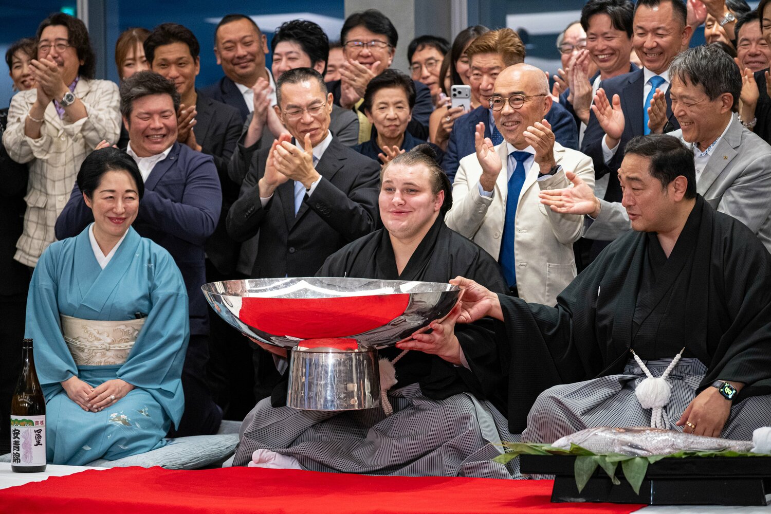 日々の稽古やトレーニングをこなし、見事名古屋場所優勝を果たした安青錦(中央)と安治川親方（右）　©Takuya Sugiyama