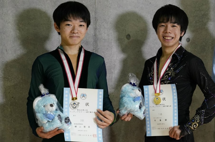 東日本選手権で優勝した佐藤駿（右）と2位の鍵山優真　(C)Sunao Noto