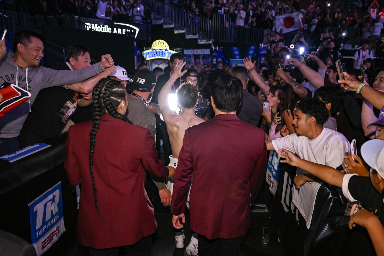 観客たちの声援に応えながら会場を後にする井上尚弥 ©︎Hiroaki Finito Yamaguchi