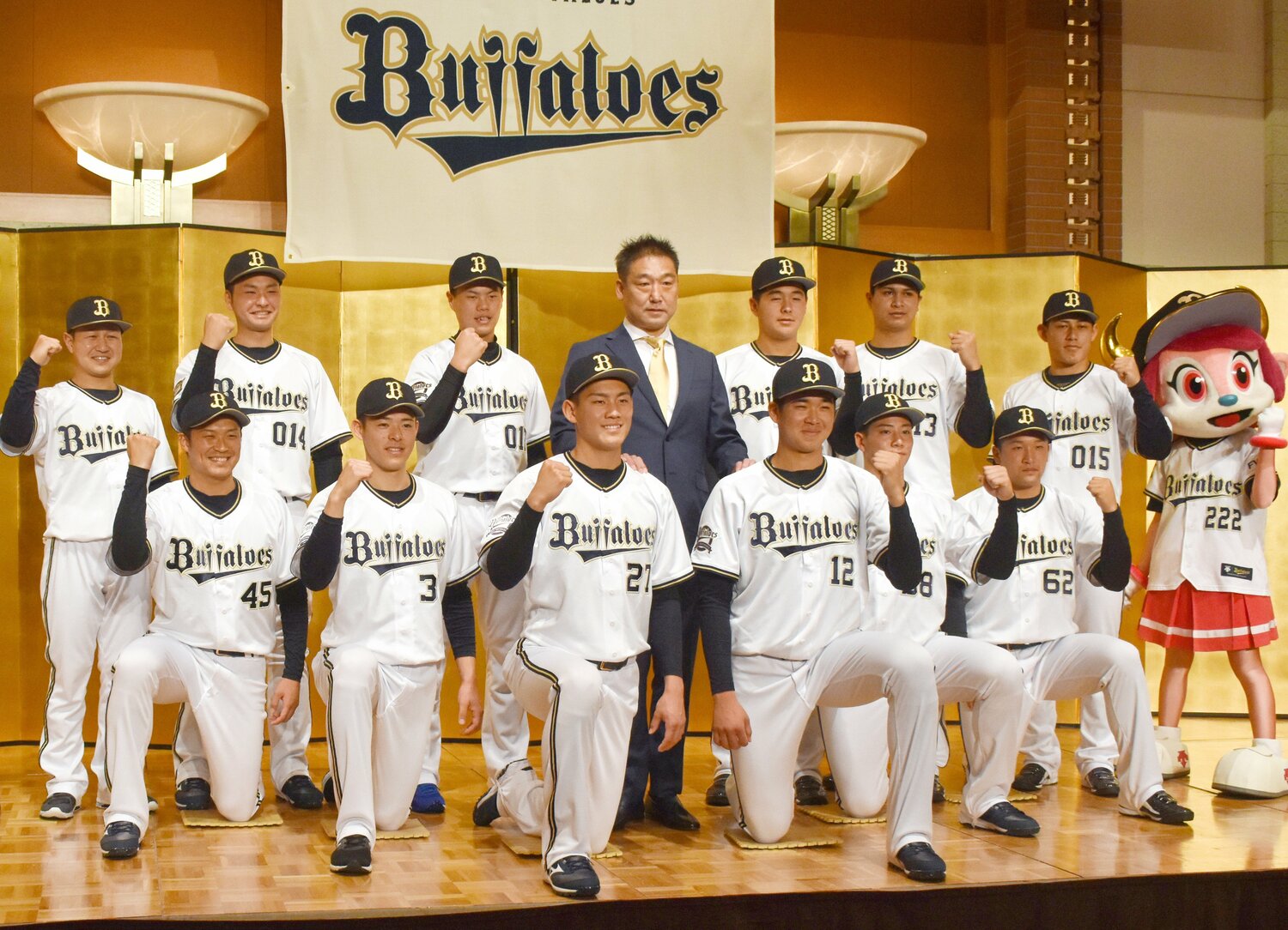 同期のドラフト指名選手たちと。前列左から2番目が中川、左から4番目がドラフト1位の山下 ©JIJI PRESS