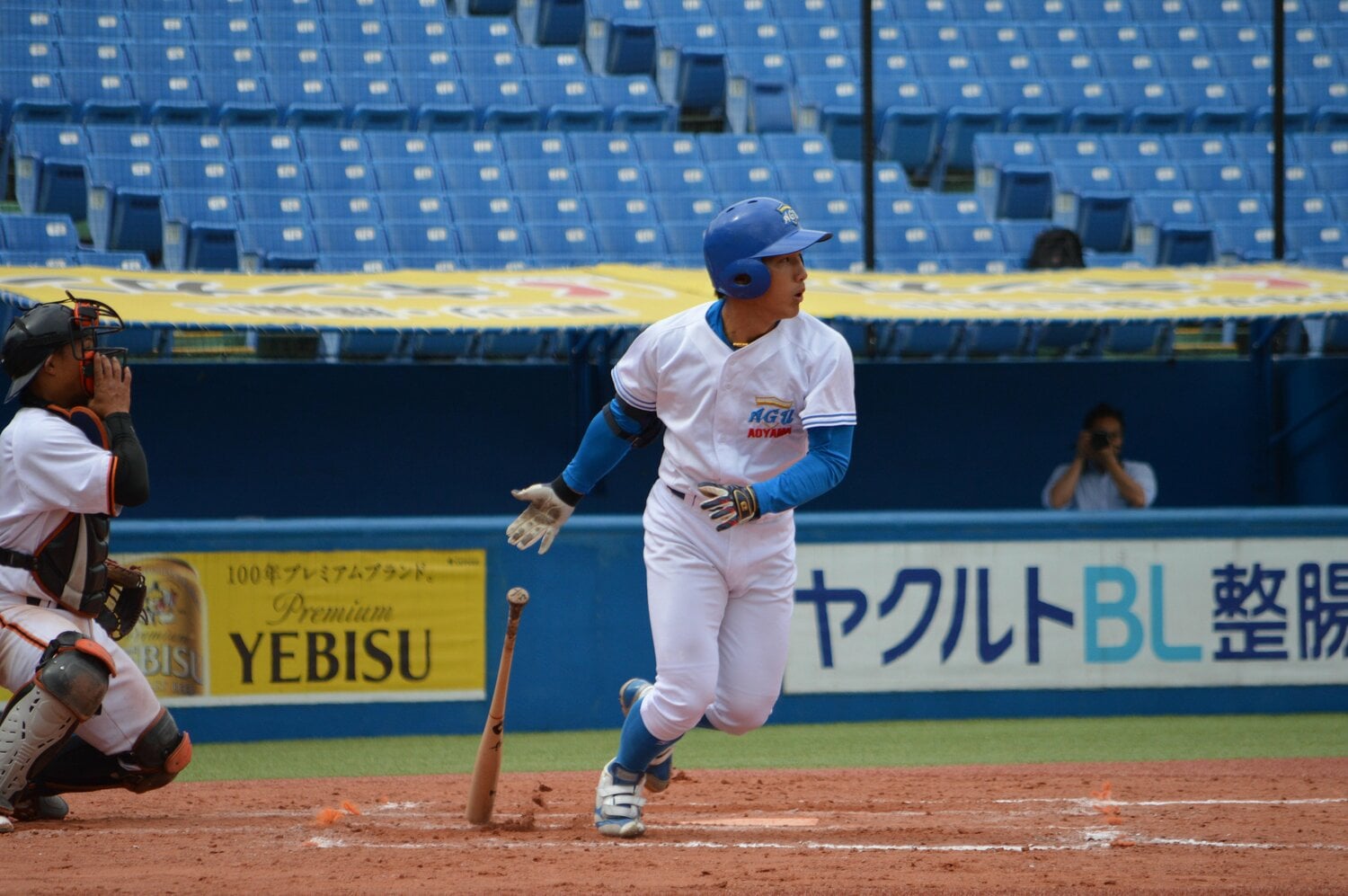 青学大時代の吉田正尚。後ろの看板が予言していたかの如く「ヤクルト」とも深い縁があった　©︎JIJI PRESS