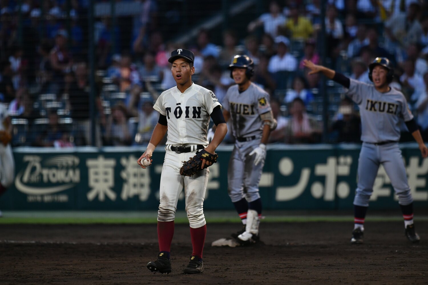 1点リードの九回2死一、二塁。内野ゴロでショートからの送球を受けるも一塁ベースを踏み損ねた　©Hideki Sugiyama