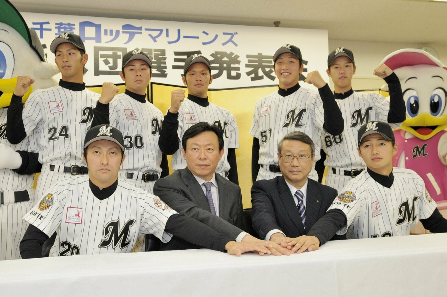2007年ドラフト組の新入団会見。唐川は前列右、伊藤さんは後列左から2人目　©JIJI PRESS