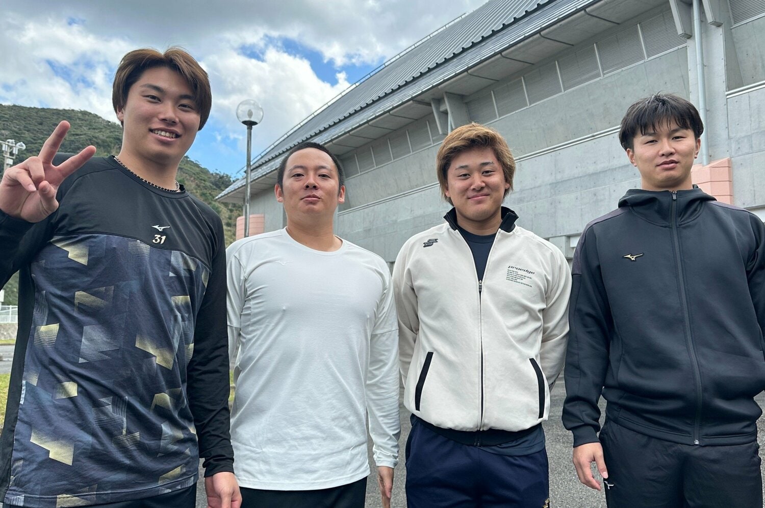 奄美大島で自主トレを行う松井裕樹とロッテ・鈴木、楽天・渡邉、阪神・津田