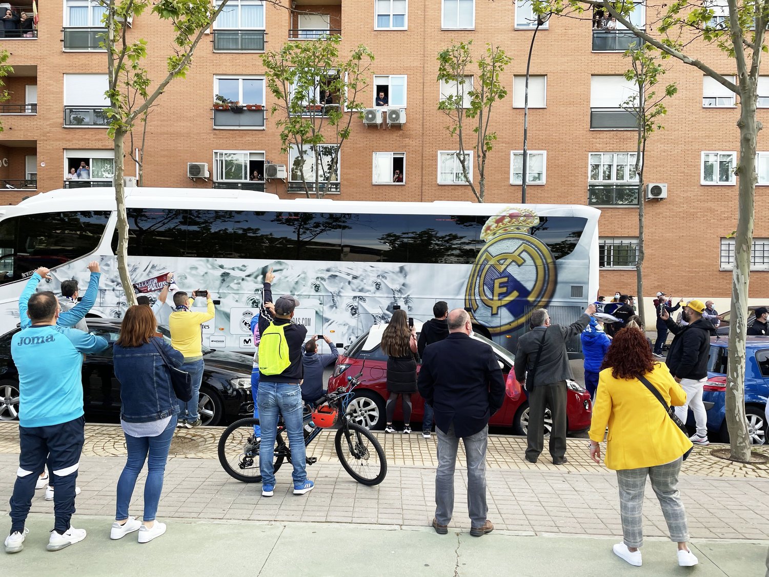 マドリーのチームバスを迎える地域の人々©Daisuke Nakashima