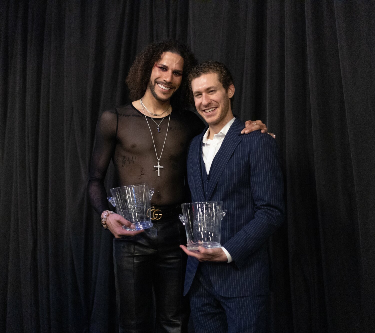 授賞式に登場したジェイソン・ブラウン（右）とロヒーン・ワード　©Lynn Rutherford