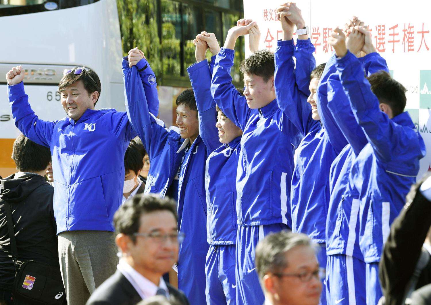 2017年の全日本大学駅伝、優勝を喜ぶ神奈川大・大後監督（左端）と鈴木健吾（左から2番目）ら　©KYODO