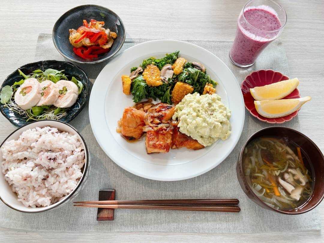 管理栄養士・緒方さん考案のメニューの一例。［昼］三笘選手もお気に入りの《鮭の照り焼きアボカドタルタル》「ソースの味の違いにもよく気づいてくれます。果物や野菜が摂りやすいスムージーも」（緒方さん提供）　※写真をクリックするとその他のメニューもご覧になれます