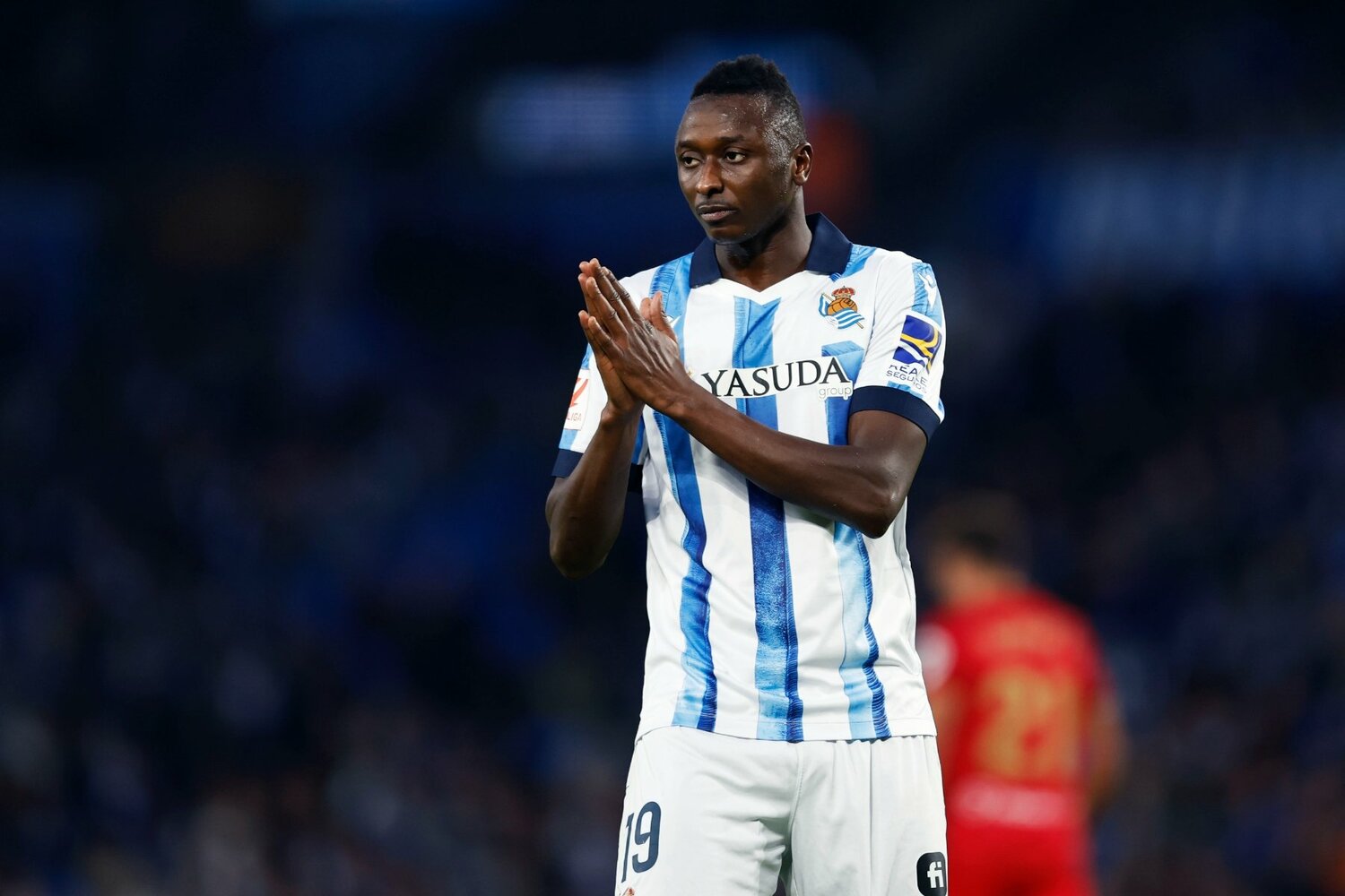 サディクが“ごめんね”という風に手を合わせる