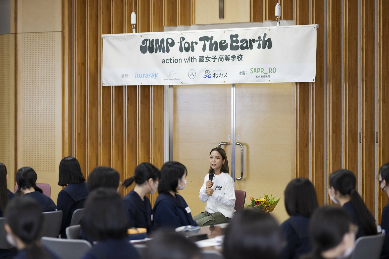 高校生たちからの質問も受け付け、率直に応えた高梨