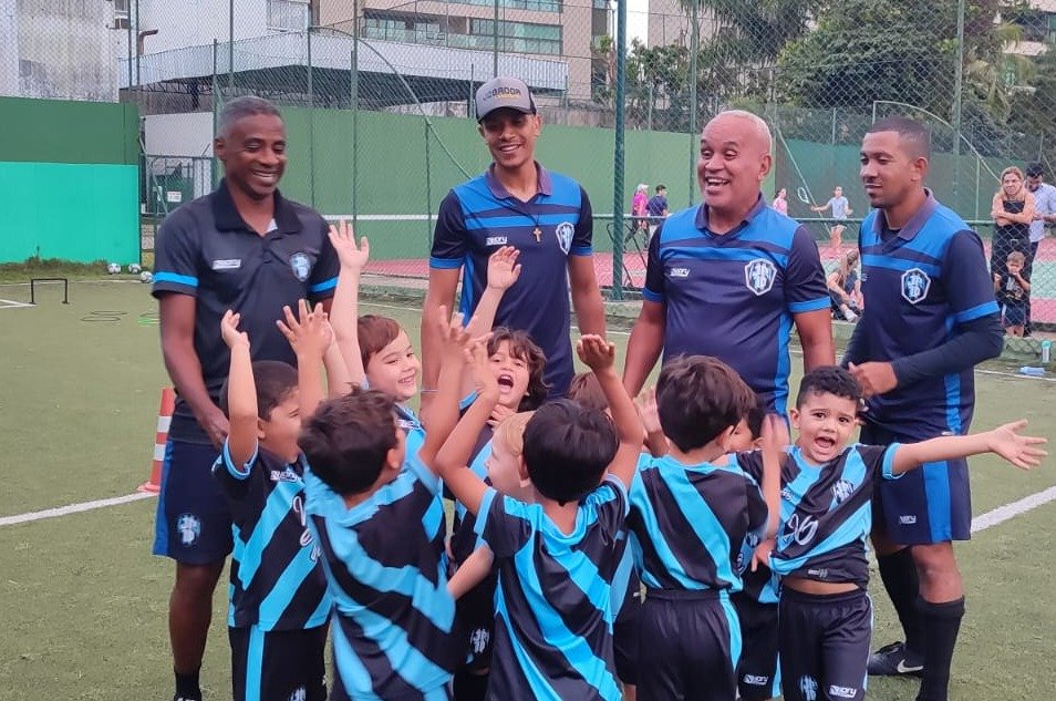 自身が運営するサッカースクールの子供たち。フロンターレユニに似ている ©Hiroaki Sawada