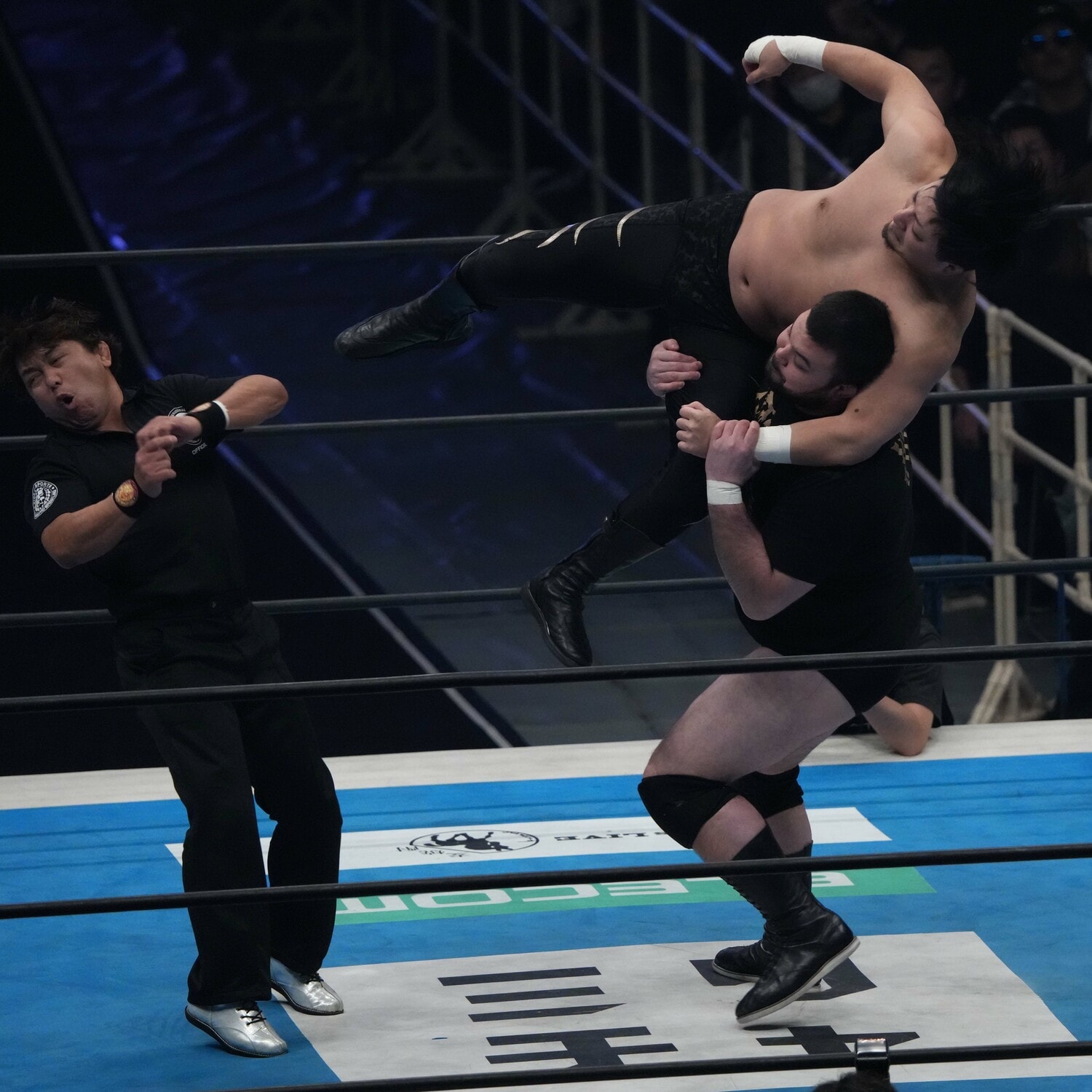 アングルスラムに行くウルフアロンだが、レフェリーを蹴る成田蓮。2月11日、大阪府立体育会館　©Essei Hara