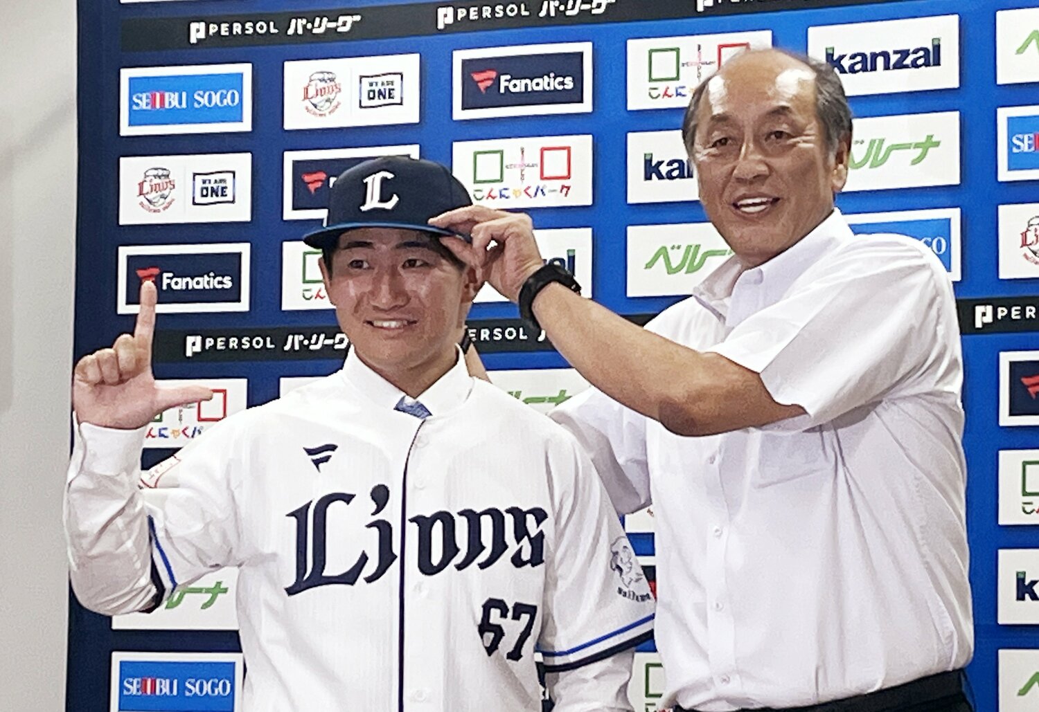 ソフトバンクからシーズン途中にトレードで獲得した野村大樹の入団会見で　©JIJI PRESS