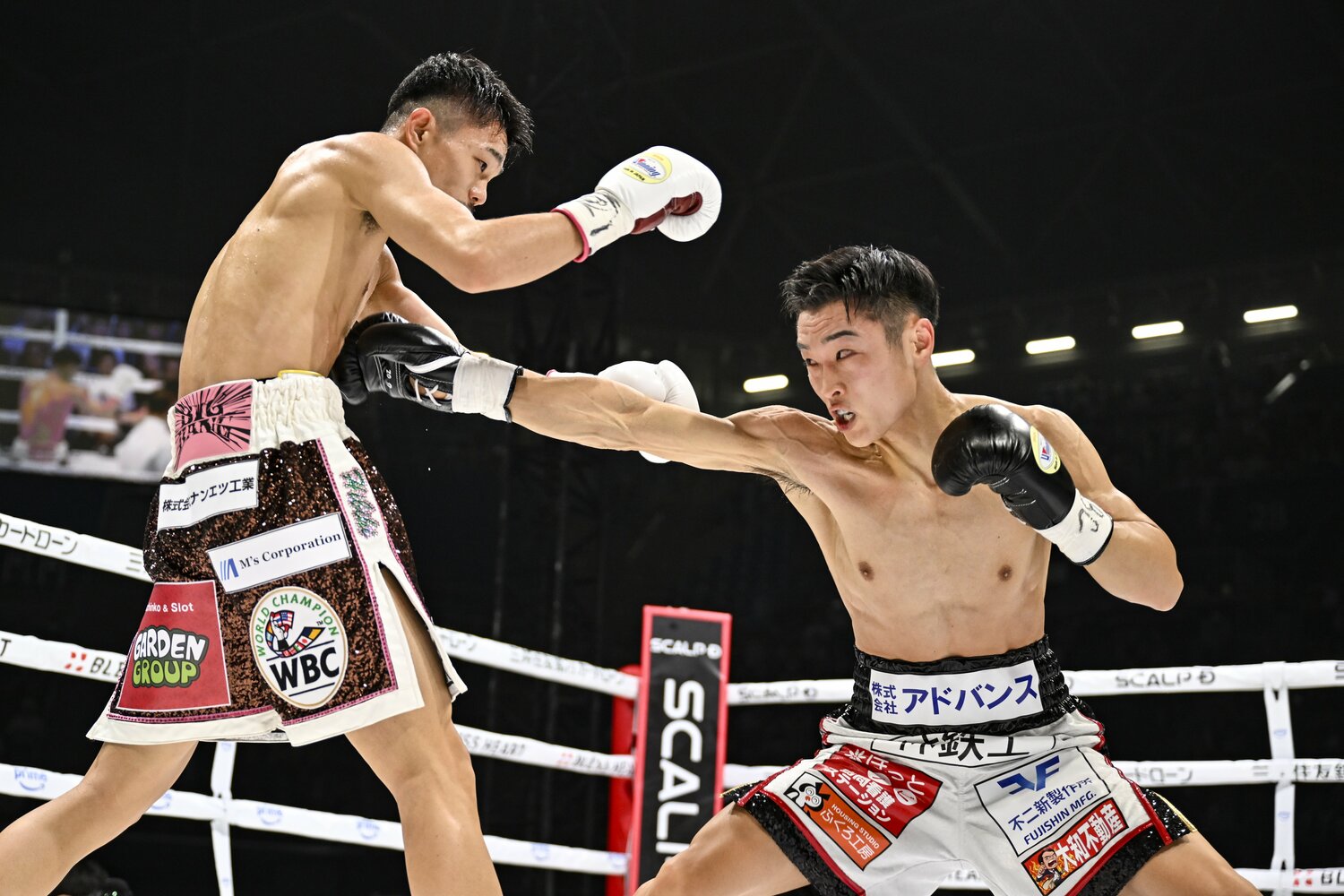 中谷潤人（左）を相手に技術の高さを披露した西田凌佑。ボディも効果的だった　©︎Hiroaki Finito Yamaguchi