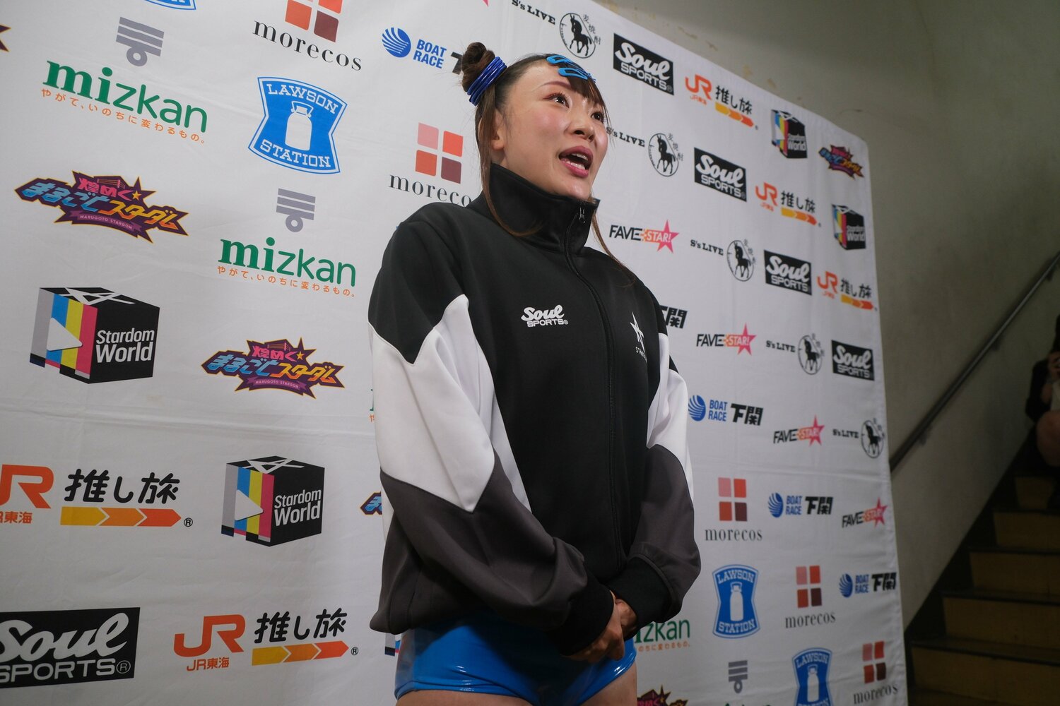 インタビュースペースで質問に答えるフワちゃん　©Norihiro Hashimoto