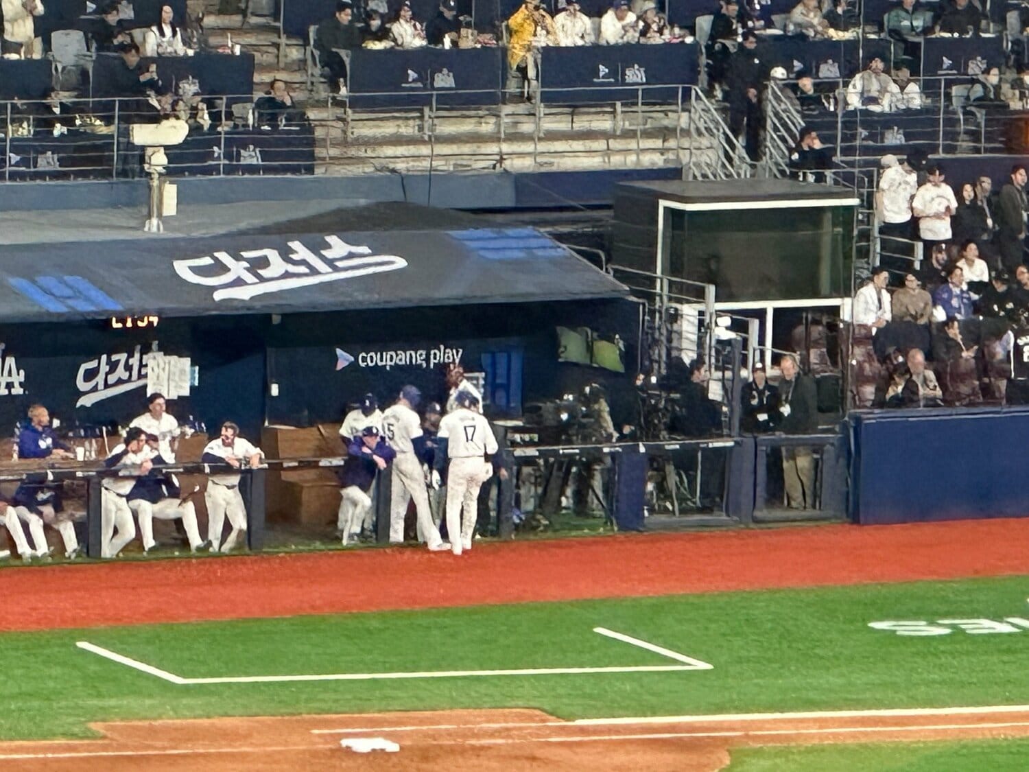 タブレットで中継ぎ投手の情報を確認するオータニ。いつもは一平氏が見せる係なのだが、今日は違う人だった