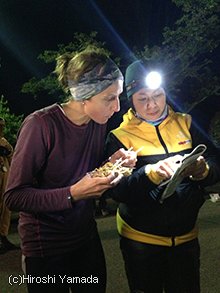 富士宮やきそばを食べながら、和木のコースガイドに耳を傾けるクリッシー。