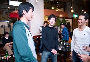 24時間マラソン世界チャンピオンの井上真悟さん（左）に話をきく