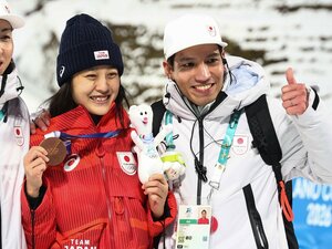 「最初は選手に気を遣ってしまって…」沖縄出身“異色のスキージャンパー”が「実績ゼロ」から代表ヘッドコーチに? ミラノ五輪の躍進を支える「対話術」